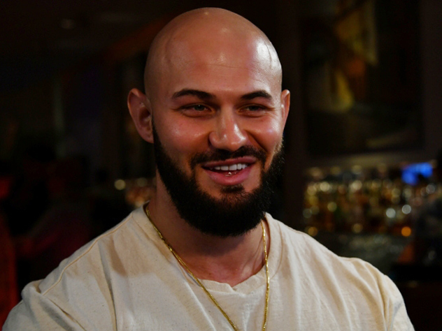 Джиган обнажился на пляже и показал руки-базуки