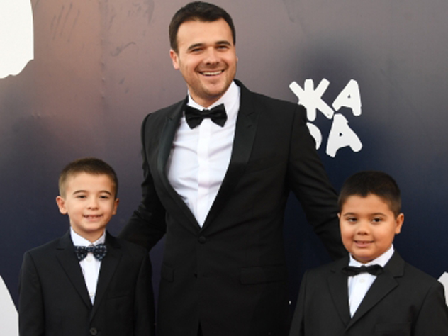 Эмин приготовил сыновьям обед