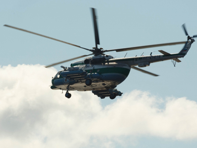 Вертолет с 13-ю пассажирами совершил экстренную посадку на Алтае