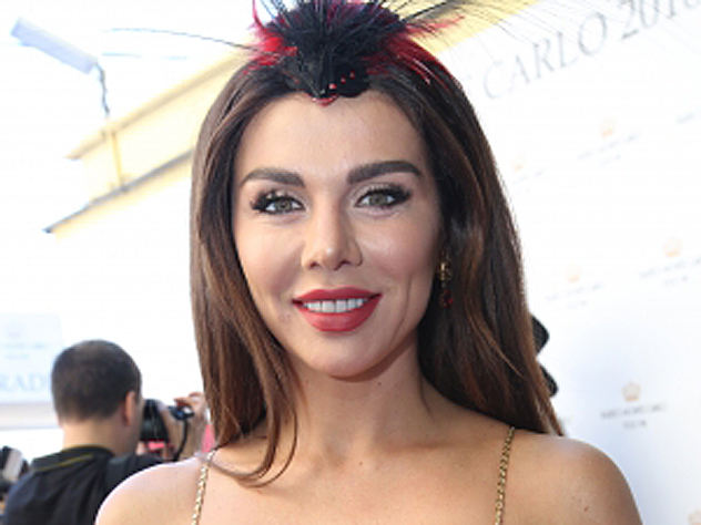 Анна Седокова уснула на багажной карусели