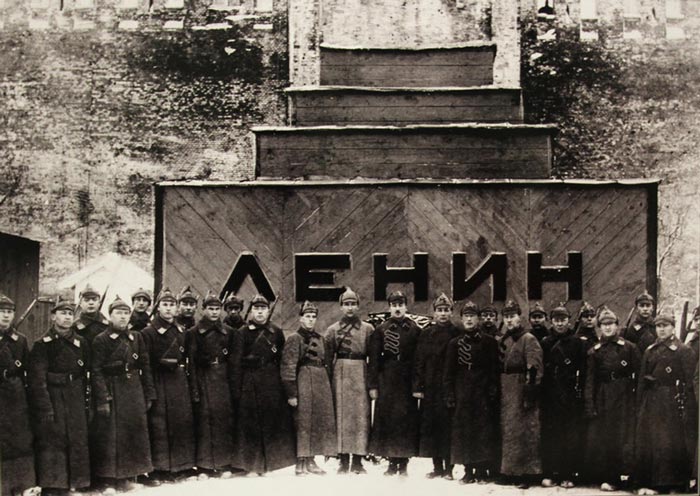 Первый, временный мавзолей, построенный для Ленина. Фото: wikimedia