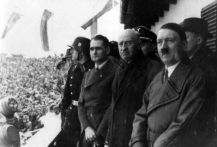 Адольф Гитлер и Рудольф Гесс на церемонии открытия зимних Олимпийских игр 1936 года. Гармиш-Партенкирхен. Источник wikimedia.org