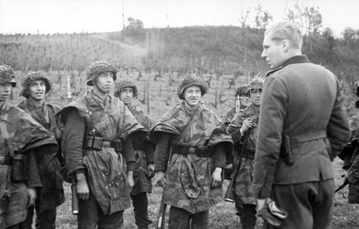 Солдаты немецкого вермахта в пончо zeltbahn. Источник flickr.com