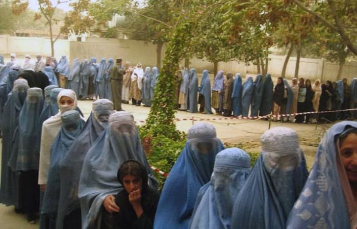 Афганские женщины в очереди на голосование. Источник pixnio.com