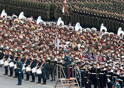 Сводный 1000-трубный военный оркестр исполняет «Священную войну» во время Парада Победы. 9 мая 2012 года. Источник: Сайт Минобороны РФ