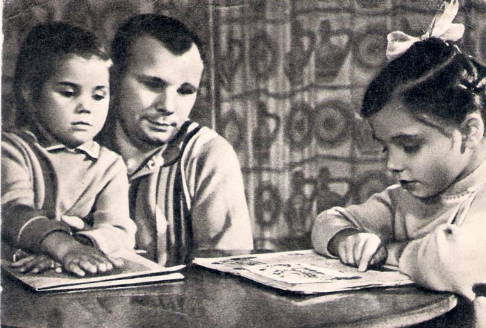 Юрий Гагарин с дочками. Кадр из документального фильма «Юрий Гагарин», 1969 г.
