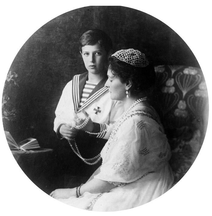 Цесаревич с матерью Александрой Федоровной. Источник: wikimedia.org