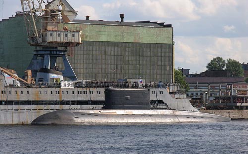 Подводная лодка проекта 636М для ВМС Алжира зав. № 01337 «AkramPacha» у причальной стенки Адмиралтейских верфей. Источник: Wikimedia.org / Mike1979 Russia