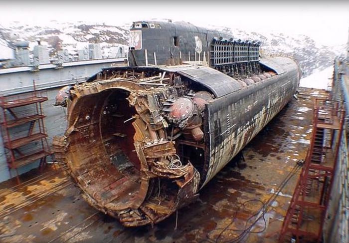 Поднятая со дна подводная лодка «Курск» в сухом доке. Кадр Youtube
