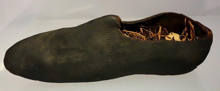 Предварительно вулканизованные резиновые галоши, 1830-е годы, Бразилия - Музей обуви Бата. Источник wikimedia.org