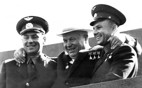 Титов, Хрущев и Гагарин в ноябре 1961 года. Фото:wikimedia.org