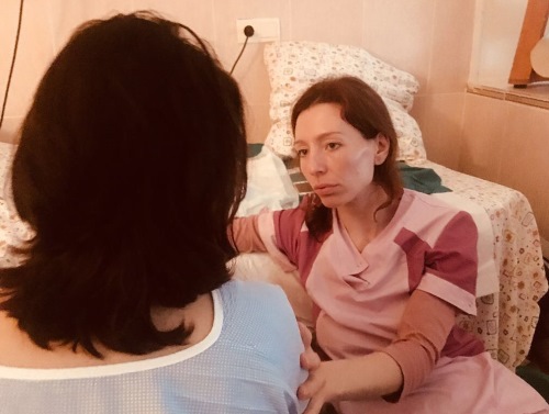 Доула Анна Сарычева помогает своей клиентке расслабиться