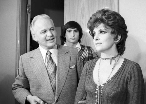 Кинорежиссер Станислав Ростоцкий (СССР) и член жюри киноактриса Джина Лоллобриджида (Италия). Фото: Александр Коньков / Фотохроника ТАСС