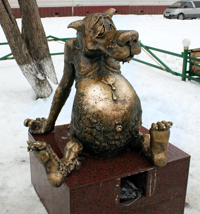 Россия. Томск. «Памятник счастью», символом которого авторы скульптуры литейщик Максим Петров и консультант- художник Леонтий Усов выбрали фигуру сытого волка из мультфильма «Жил был пес». Бронзовый зверь начинает разговаривать и петь песни стоит только погладить его живот. Фото: ИТАР-ТАСС / Валерий Касаткин