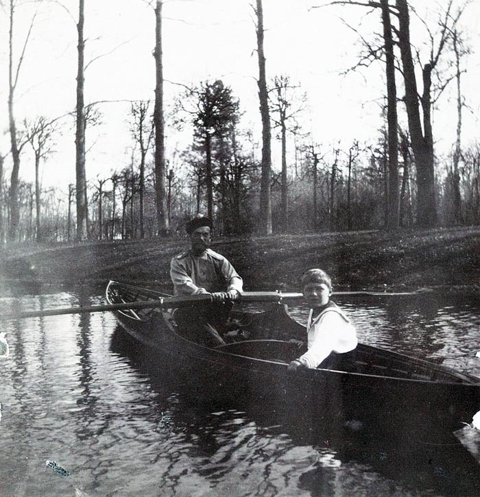 1913 год. Алексей вместе с отцом, императором Николаем II, катается на лодке в парке. Источник: wikimedia.org