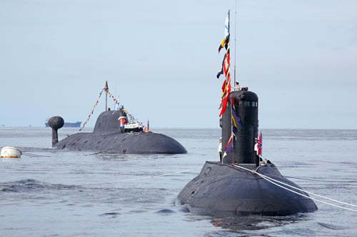 Субмарина проекта 636 на фоне атомной подводной лодки «Магадан» проекта 955 «Борей». Источник: wikimedia.org / Alexomen