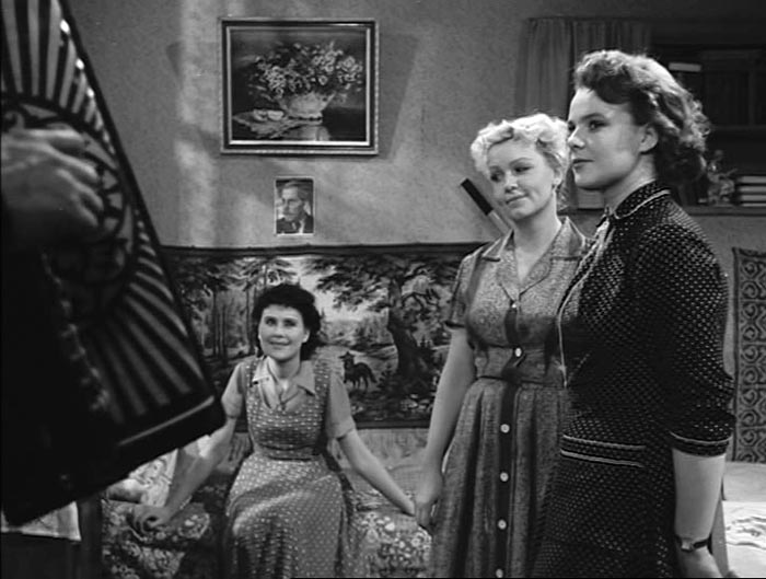 Кадр из фильма «Любовью надо дорожить», 1959 г.