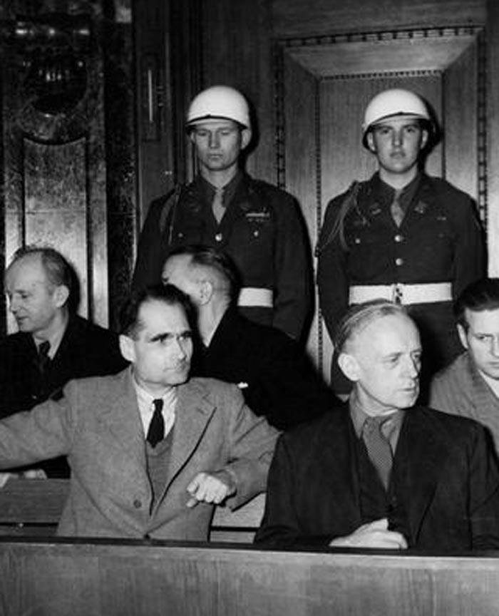 Гесс и Риббентроп на скамье подсудимых Нюрнбергского процесса. 1946 год. Источник wikimedia.org