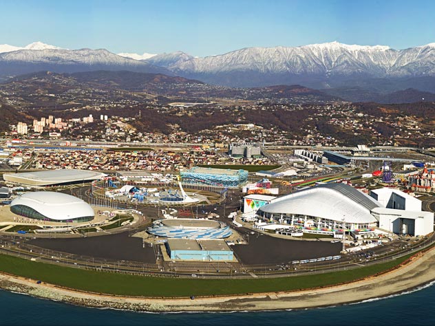 Вид олимпийских объектов с набережной