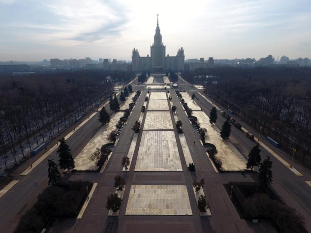 Клумбы перед главным зданием МГУ закрыли деревянным настилом из-за фестиваля «Весна», приуроченного к годовщине присоединения Крыма к России. Источник: Архив «КП». Автор фотографии: Гусейнов Виктор Клумбы перед главным зданием МГУ закрыли деревянным настилом из-за фестиваля «Весна», приуроченного к годовщине присоединения Крыма к России. Источник: Архив «КП». Автор фотографии: Гусейнов Виктор
