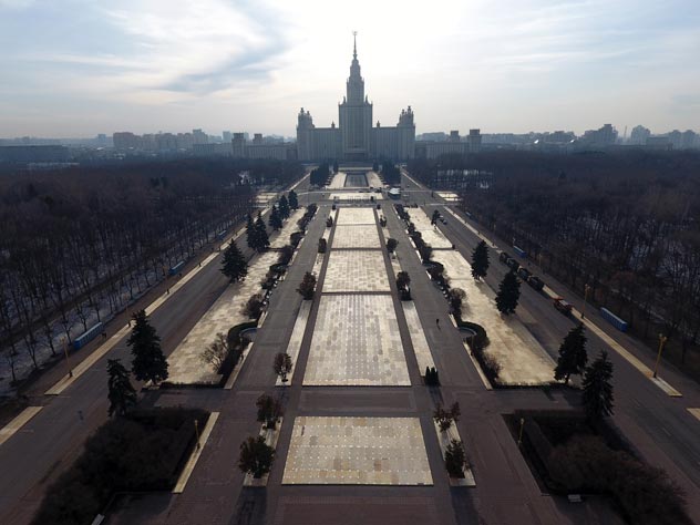 Клумбы перед главным зданием МГУ закрыли деревянным настилом из-за фестиваля «Весна», приуроченного к годовщине присоединения Крыма к России. Источник: Архив «КП». Автор фотографии: Гусейнов Виктор