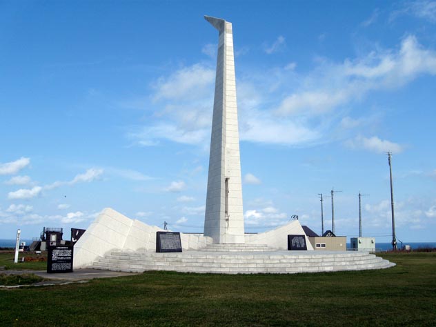 Мемориал рейсу 007 («Молельная башня» на мысе Соя, Япония). Автор shirokazan. Источник wikimedia.org
