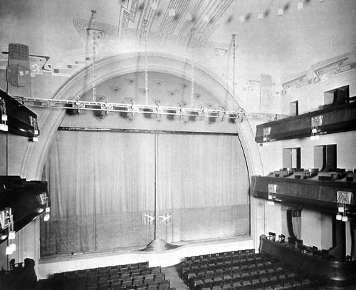 Зал Художественного театра, выполненный по идее Федора Шехтеля. 1902 год. Источник: wikimedia.org