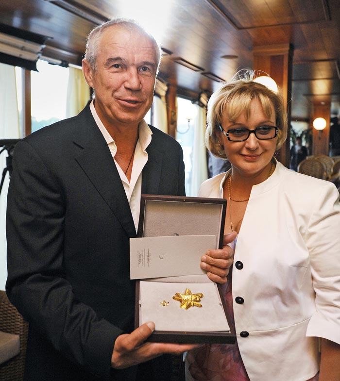 Сергей Гармаш, ставший лауреатом премии в номинации «Лучшая мужская роль в театре», с супругой актрисой Инной Тимофеевой на церемонии вручения премии «Кумир» на теплоходе «Ласточка». Фото ИТАР-ТАСС / Алексей Филиппов