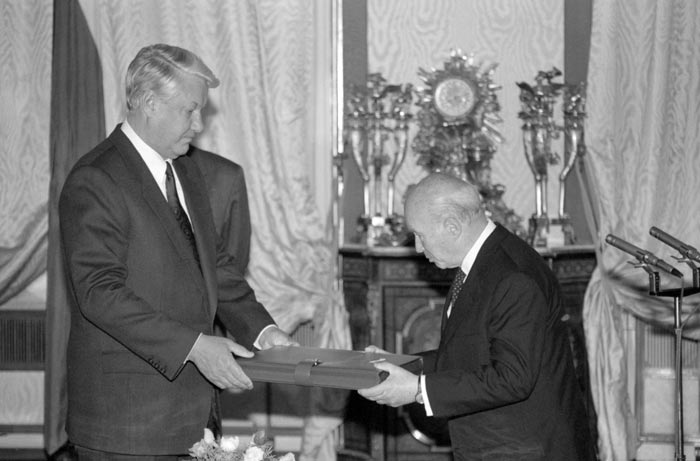 Президент России Борис Ельцин во время передачи документов, касающихся катастрофы южно-корейского пассажирского самолета «Боинг-747», сбитого над Сахалином в ночь на 1 сентября 1983 года, Президенту Американской ассоциации родственников жертв катастрофы рейса КАЛ-007 Хансу Ефраинсон-Абту. Фото: Сенцов Александр / Фотохроника ТАСС