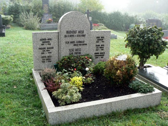Надгробье на могиле Рудольфа Гесса, уничтоженное в 2011 году. Автор фото JamesAllan. Источник wikimedia.org