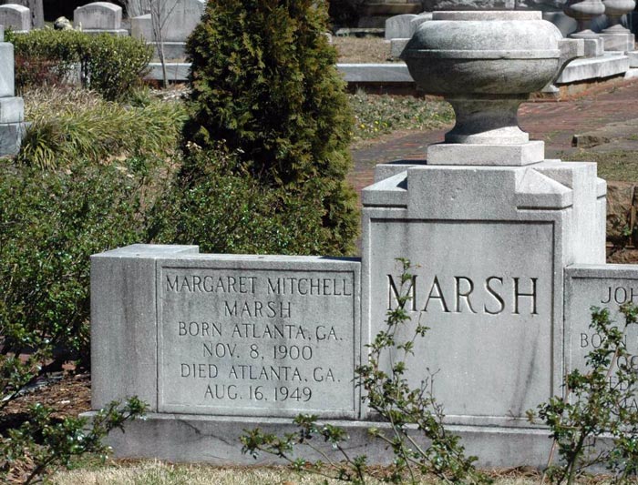 Надгробие и могила Маргарет Митчелл (Марш) на историческом Оклендском кладбище Атланты, штат Джорджия. Фото Дж. Гловера. Источник wikimedia.org
