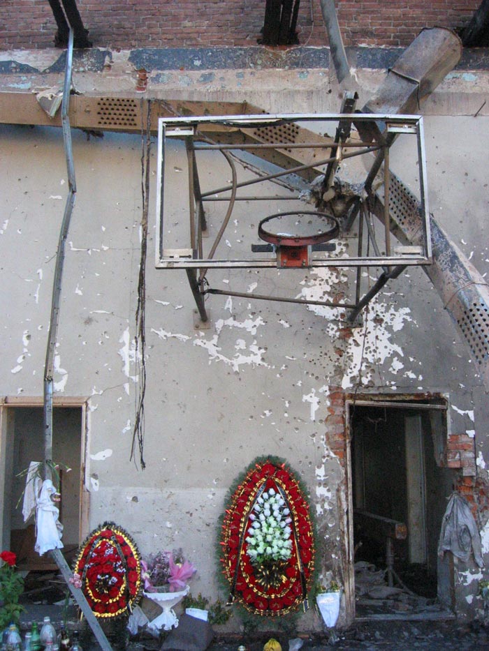 Баскетбольное кольцо возле двери, ведущей в основное здание школы. Фото: wikimedia.org