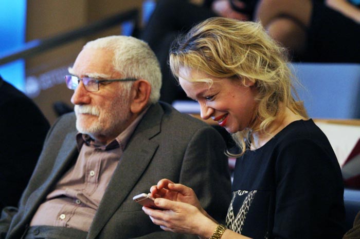 Актер, художественный руководитель Московского драматического театра под руководством А. Джигарханяна Армен Джигарханян с супругой Виталиной Цымбалюк-Романовской во время экпертно-медийного семинара на тему: «Театральная культура в Союзном государстве: взаимосвязь и влияние» в МИА «Россия сегодня». Источник: Архив «КП». Автор фотографии: Шерстеникин Вадим