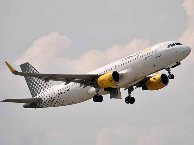 Самолет сдул ребенка в греческом аэропорту