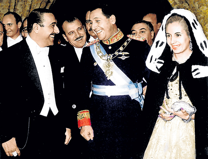 В центре снимка Хуан Перон. А справа - его жена Эва. Она боро лась за права женщин и бедняков, при жизни став легендой и кумиром левой молодёжи. Умерла от рака в 33 года