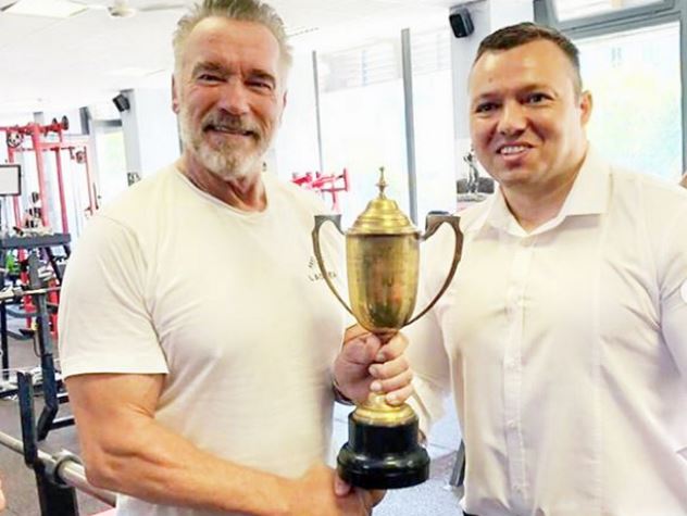 Шварценеггеру вернули украденный кубок «Мистер Вселенная»