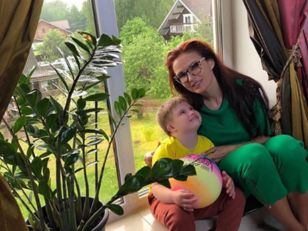 Эвелина Бледанс выставила на продажу свой особняк в Подмосковье