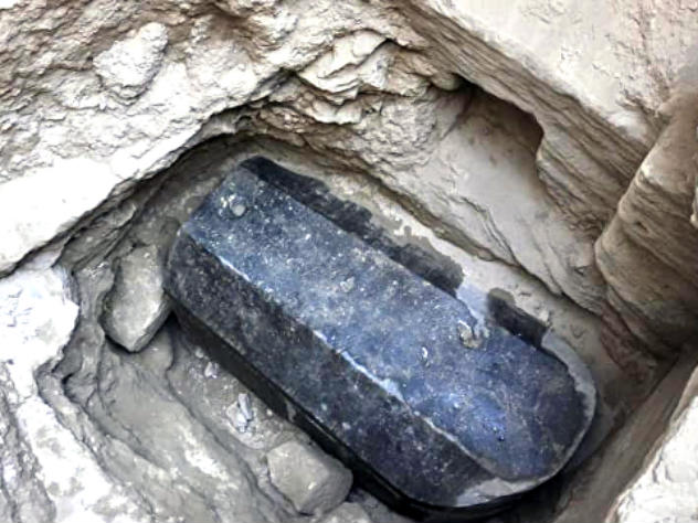 Саркофаг из черного гранита стал сенсацией для археологов