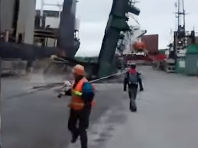 Многотонная конструкция упала на причал с рабочими в Новороссийске