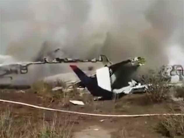 видео с места крушения самолета в Мексике