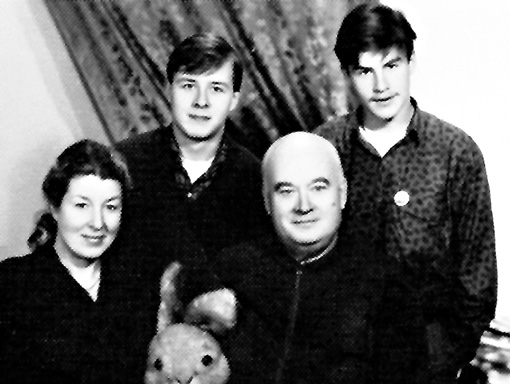 Евгений с женой Наталией и сыновьями - Колей и Антоном