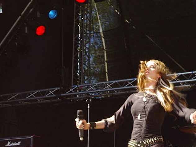 Покончила с собой певица Джилл Джанус