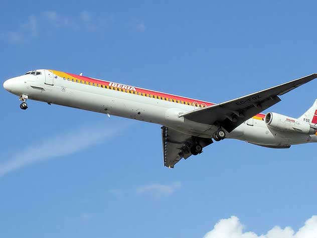 Пассажирский самолет марки Douglas едва не столкнулся с самолетом-разведчиком