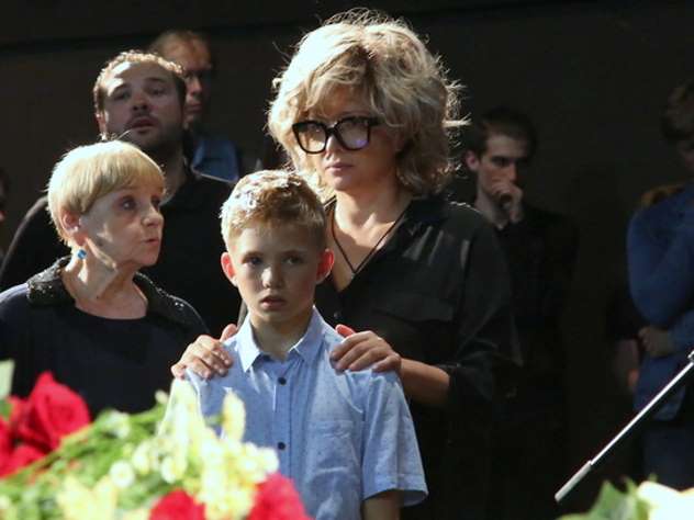 Певцов, Дроздова и их сын на прощании с Шеховцовым