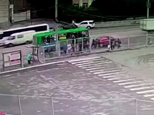 В Екатеринбурге иномарка наехала на остановку