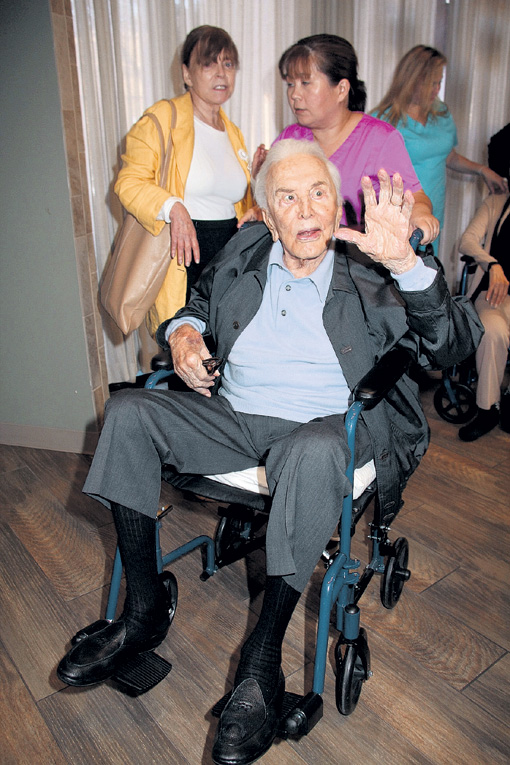 В 1996 году Кирк перенес инсульт, и с тех пор его здоровье не идеально