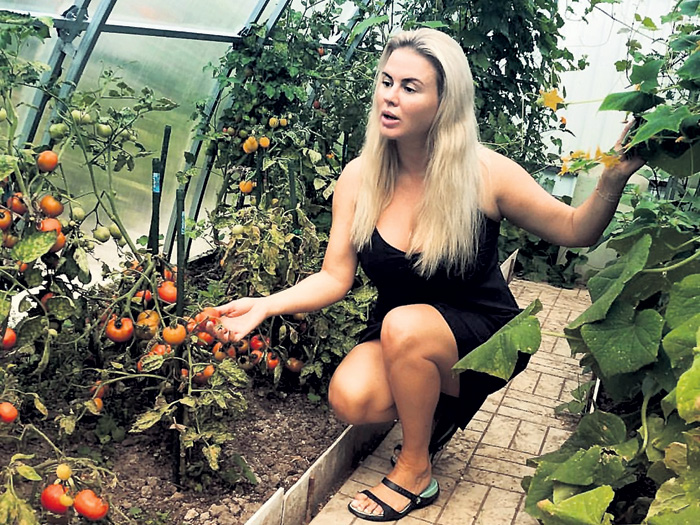 Анна Семенович шедро кормит родню и друзей овощами из личной теплицы
