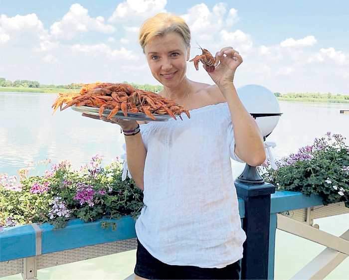 Ксения Алферова ест раков с непонятной «пропиской»