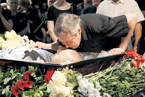 Гражданин-поэт что-то шептал лежащему в гробу товарищу