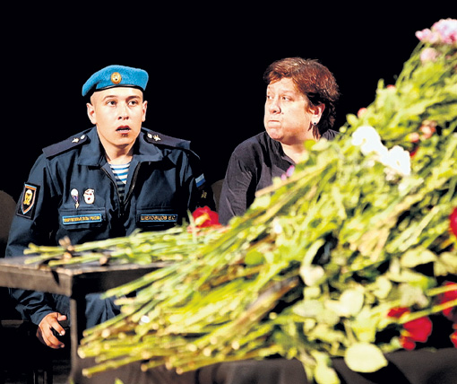 Вдова Сергея Шеховцова Мария, заведующая реквизиторским цехом в театре «Современник», и их младший сын Алексей